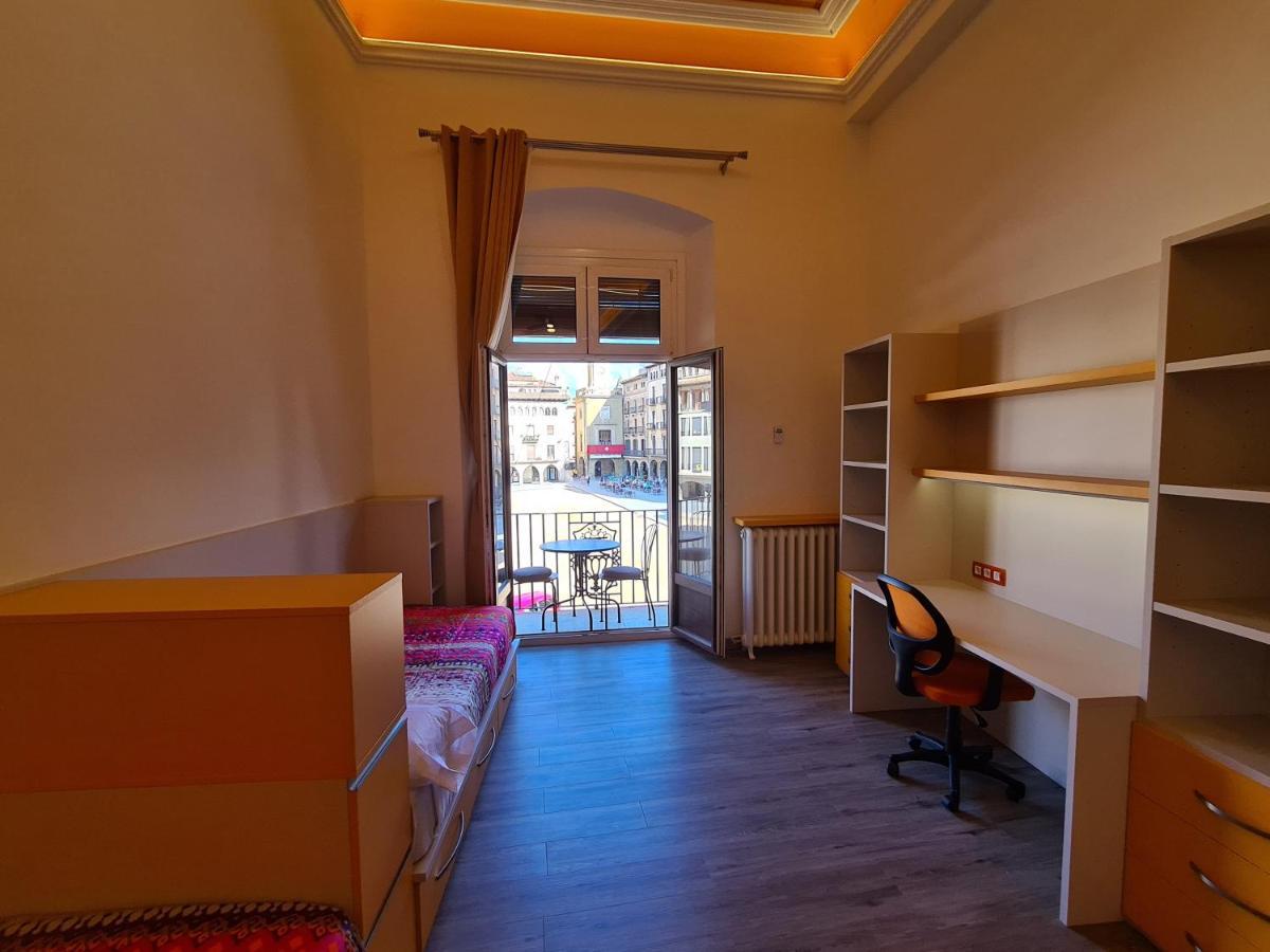 Apartaments Vicus 3 Con Vistas A La Plaza Mayor De Вик Екстериор снимка